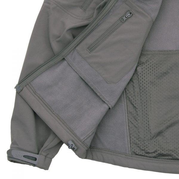 SOFT SHELL JACK TACTICAL2 <div> Het <strong>Tactical Softshell Jacket</strong> is speciaal ontworpen voor veelzijdig gebruik tijdens outdoor activiteiten zoals wandelen, vissen, survival en airsoft. Deze jas is gemaakt van <strong>4-way elastische stof</strong> die <strong>waterbestendig</strong> is, waardoor je beschermd blijft tegen de elementen. Dankzij de combinatie van warmtebehoud en vochtregulatie is het de perfecte keuze voor intensieve activiteiten. Het jack is uitgerust met meerdere zakken, <strong>ventilatieopeningen onder de armen</strong>, en een opbergbare hoodie, wat zorgt voor functionaliteit en comfort in elke situatie. De <strong>fleece binnenlaag</strong> houdt je warm, terwijl de jas lichtgewicht blijft. <strong>Versterkte armpanelen</strong> en <strong>verstelbare polsbanden</strong> bieden extra duurzaamheid en flexibiliteit, en de <strong>velcro patchpanelen</strong> op de schouders maken het gemakkelijk om je uitrusting te personaliseren. </div> <div><a title="Maattabel" href="https://dump.dev.newagents.nl/wp-content/uploads/2023/01/129840-Softshell-jack-tactical-maattabel1.pdf" target="_blank" rel="noopener noreferrer"><button><span style="color: #ef471f; font-size: medium;"><strong>Maattabel</strong></span></button></a></div>