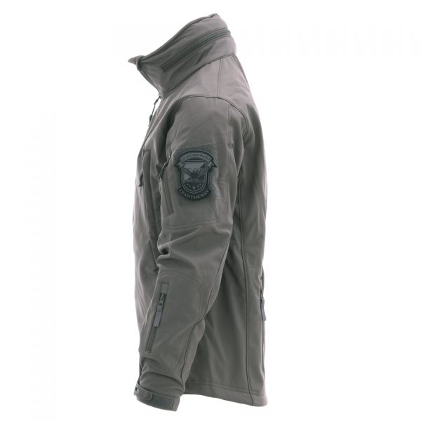 SOFT SHELL JACK TACTICAL3 <div> Het <strong>Tactical Softshell Jacket</strong> is speciaal ontworpen voor veelzijdig gebruik tijdens outdoor activiteiten zoals wandelen, vissen, survival en airsoft. Deze jas is gemaakt van <strong>4-way elastische stof</strong> die <strong>waterbestendig</strong> is, waardoor je beschermd blijft tegen de elementen. Dankzij de combinatie van warmtebehoud en vochtregulatie is het de perfecte keuze voor intensieve activiteiten. Het jack is uitgerust met meerdere zakken, <strong>ventilatieopeningen onder de armen</strong>, en een opbergbare hoodie, wat zorgt voor functionaliteit en comfort in elke situatie. De <strong>fleece binnenlaag</strong> houdt je warm, terwijl de jas lichtgewicht blijft. <strong>Versterkte armpanelen</strong> en <strong>verstelbare polsbanden</strong> bieden extra duurzaamheid en flexibiliteit, en de <strong>velcro patchpanelen</strong> op de schouders maken het gemakkelijk om je uitrusting te personaliseren. </div> <div><a title="Maattabel" href="https://dump.dev.newagents.nl/wp-content/uploads/2023/01/129840-Softshell-jack-tactical-maattabel1.pdf" target="_blank" rel="noopener noreferrer"><button><span style="color: #ef471f; font-size: medium;"><strong>Maattabel</strong></span></button></a></div>