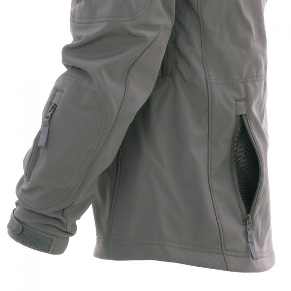 SOFT SHELL JACK TACTICAL4 <div> Het <strong>Tactical Softshell Jacket</strong> is speciaal ontworpen voor veelzijdig gebruik tijdens outdoor activiteiten zoals wandelen, vissen, survival en airsoft. Deze jas is gemaakt van <strong>4-way elastische stof</strong> die <strong>waterbestendig</strong> is, waardoor je beschermd blijft tegen de elementen. Dankzij de combinatie van warmtebehoud en vochtregulatie is het de perfecte keuze voor intensieve activiteiten. Het jack is uitgerust met meerdere zakken, <strong>ventilatieopeningen onder de armen</strong>, en een opbergbare hoodie, wat zorgt voor functionaliteit en comfort in elke situatie. De <strong>fleece binnenlaag</strong> houdt je warm, terwijl de jas lichtgewicht blijft. <strong>Versterkte armpanelen</strong> en <strong>verstelbare polsbanden</strong> bieden extra duurzaamheid en flexibiliteit, en de <strong>velcro patchpanelen</strong> op de schouders maken het gemakkelijk om je uitrusting te personaliseren. </div> <div><a title="Maattabel" href="https://dump.dev.newagents.nl/wp-content/uploads/2023/01/129840-Softshell-jack-tactical-maattabel1.pdf" target="_blank" rel="noopener noreferrer"><button><span style="color: #ef471f; font-size: medium;"><strong>Maattabel</strong></span></button></a></div>