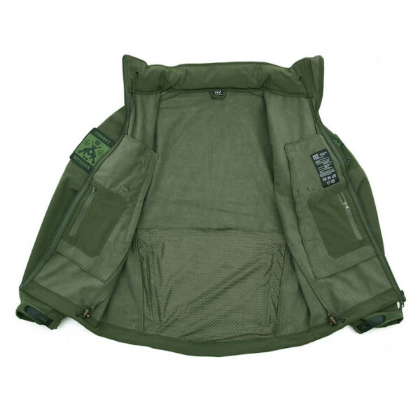 Soft shell jack tactical 101 inc111 <div> Het <strong>Tactical Softshell Jacket</strong> is speciaal ontworpen voor veelzijdig gebruik tijdens outdoor activiteiten zoals wandelen, vissen, survival en airsoft. Deze jas is gemaakt van <strong>4-way elastische stof</strong> die <strong>waterbestendig</strong> is, waardoor je beschermd blijft tegen de elementen. Dankzij de combinatie van warmtebehoud en vochtregulatie is het de perfecte keuze voor intensieve activiteiten. Het jack is uitgerust met meerdere zakken, <strong>ventilatieopeningen onder de armen</strong>, en een opbergbare hoodie, wat zorgt voor functionaliteit en comfort in elke situatie. De <strong>fleece binnenlaag</strong> houdt je warm, terwijl de jas lichtgewicht blijft. <strong>Versterkte armpanelen</strong> en <strong>verstelbare polsbanden</strong> bieden extra duurzaamheid en flexibiliteit, en de <strong>velcro patchpanelen</strong> op de schouders maken het gemakkelijk om je uitrusting te personaliseren. </div> <div><a title="Maattabel" href="https://dump.dev.newagents.nl/wp-content/uploads/2023/01/129840-Softshell-jack-tactical-maattabel1.pdf" target="_blank" rel="noopener noreferrer"><button><span style="color: #ef471f; font-size: medium;"><strong>Maattabel</strong></span></button></a></div>