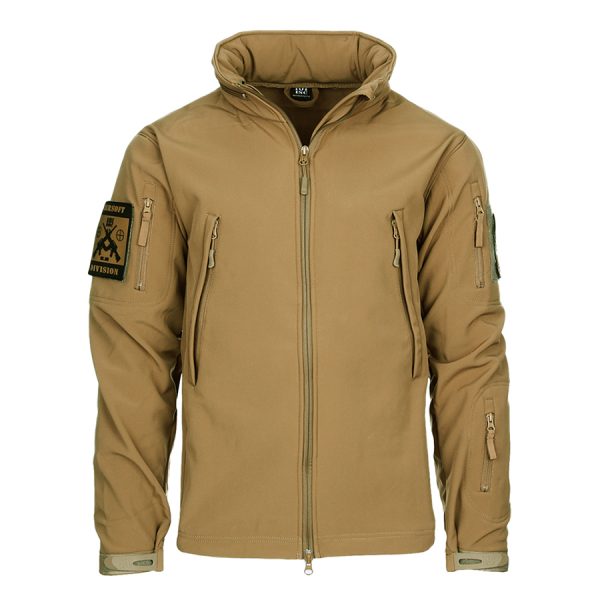 Soft shell jack tactical 101 inc4 <div> Het <strong>Tactical Softshell Jacket</strong> is speciaal ontworpen voor veelzijdig gebruik tijdens outdoor activiteiten zoals wandelen, vissen, survival en airsoft. Deze jas is gemaakt van <strong>4-way elastische stof</strong> die <strong>waterbestendig</strong> is, waardoor je beschermd blijft tegen de elementen. Dankzij de combinatie van warmtebehoud en vochtregulatie is het de perfecte keuze voor intensieve activiteiten. Het jack is uitgerust met meerdere zakken, <strong>ventilatieopeningen onder de armen</strong>, en een opbergbare hoodie, wat zorgt voor functionaliteit en comfort in elke situatie. De <strong>fleece binnenlaag</strong> houdt je warm, terwijl de jas lichtgewicht blijft. <strong>Versterkte armpanelen</strong> en <strong>verstelbare polsbanden</strong> bieden extra duurzaamheid en flexibiliteit, en de <strong>velcro patchpanelen</strong> op de schouders maken het gemakkelijk om je uitrusting te personaliseren. </div> <div><a title="Maattabel" href="https://dump.dev.newagents.nl/wp-content/uploads/2023/01/129840-Softshell-jack-tactical-maattabel1.pdf" target="_blank" rel="noopener noreferrer"><button><span style="color: #ef471f; font-size: medium;"><strong>Maattabel</strong></span></button></a></div>