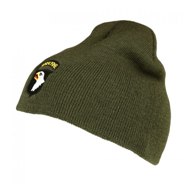 airborne1 <strong>Over de 101st Airborne Division:</strong> De <strong>101st Airborne Division</strong> is een gespecialiseerde luchtmobiele infanteriedivisie van het Amerikaanse leger, getraind voor luchtlandingsoperaties. De divisie staat bekend om hun strategische slagkracht en heeft een rijke geschiedenis van deelname aan belangrijke conflicten zoals <strong>Operatie Overlord</strong> (D-Day), <strong>Operation Market Garden</strong>, en de <strong>Slag om de Ardennen</strong>. Met hun uitzonderlijke mobiliteit en intensieve training worden de Screaming Eagles beschouwd als de "speerpunt" van het Amerikaanse leger. Deze beanie is perfect voor liefhebbers van militaire geschiedenis, outdoor-activiteiten of voor iedereen die zich warm wil houden met een stijlvol accessoire.
