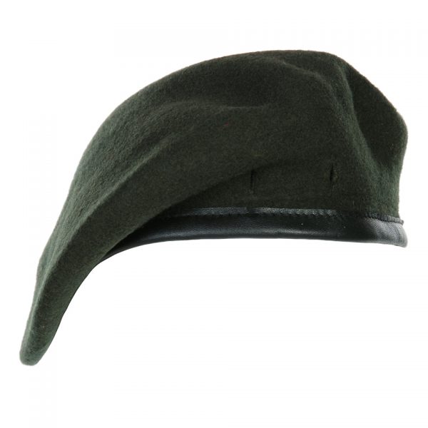 baret De leger baret KL Groen van 100% wol bij DeDump.nl is een authentiek militair accessoire dat zowel functioneel als duurzaam is. Gemaakt van hoogwaardige wol biedt deze baret uitstekende warmte en comfort tijdens militaire activiteiten. De baret is speciaal ontworpen voor militaire toepassingen en past goed bij de uniformen en uitrusting van soldaten. Het is een essentieel onderdeel van de uitrusting voor militaire eenheden en wordt vaak gebruikt als onderdeel van formele en ceremoniële uniformen. Deze legerbaret is beschikbaar in meerdere kleuren, waardoor het aan verschillende legeruniformen kan worden aangepast. Het toevoegen van deze baret aan het uniform zorgt voor een professionele uitstraling en eenheid binnen de gelederen. Naast het symbolische belang, biedt de baret ook praktische voordelen. Het beschermt het hoofd tegen weersinvloeden en biedt een mate van camouflage tijdens militaire operaties. Kies voor authenticiteit en functionaliteit met onze leger baret van 100% wol. Bestel nu bij DeDump.nl en voeg dit belangrijke militaire accessoire toe aan je uitrusting. <div></div>