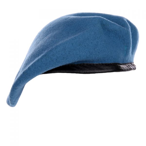 baret2 De leger baret KL Groen van 100% wol bij DeDump.nl is een authentiek militair accessoire dat zowel functioneel als duurzaam is. Gemaakt van hoogwaardige wol biedt deze baret uitstekende warmte en comfort tijdens militaire activiteiten. De baret is speciaal ontworpen voor militaire toepassingen en past goed bij de uniformen en uitrusting van soldaten. Het is een essentieel onderdeel van de uitrusting voor militaire eenheden en wordt vaak gebruikt als onderdeel van formele en ceremoniële uniformen. Deze legerbaret is beschikbaar in meerdere kleuren, waardoor het aan verschillende legeruniformen kan worden aangepast. Het toevoegen van deze baret aan het uniform zorgt voor een professionele uitstraling en eenheid binnen de gelederen. Naast het symbolische belang, biedt de baret ook praktische voordelen. Het beschermt het hoofd tegen weersinvloeden en biedt een mate van camouflage tijdens militaire operaties. Kies voor authenticiteit en functionaliteit met onze leger baret van 100% wol. Bestel nu bij DeDump.nl en voeg dit belangrijke militaire accessoire toe aan je uitrusting. <div></div>