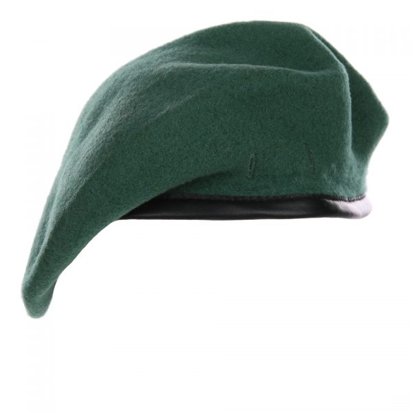 baret3 De leger baret KL Groen van 100% wol bij DeDump.nl is een authentiek militair accessoire dat zowel functioneel als duurzaam is. Gemaakt van hoogwaardige wol biedt deze baret uitstekende warmte en comfort tijdens militaire activiteiten. De baret is speciaal ontworpen voor militaire toepassingen en past goed bij de uniformen en uitrusting van soldaten. Het is een essentieel onderdeel van de uitrusting voor militaire eenheden en wordt vaak gebruikt als onderdeel van formele en ceremoniële uniformen. Deze legerbaret is beschikbaar in meerdere kleuren, waardoor het aan verschillende legeruniformen kan worden aangepast. Het toevoegen van deze baret aan het uniform zorgt voor een professionele uitstraling en eenheid binnen de gelederen. Naast het symbolische belang, biedt de baret ook praktische voordelen. Het beschermt het hoofd tegen weersinvloeden en biedt een mate van camouflage tijdens militaire operaties. Kies voor authenticiteit en functionaliteit met onze leger baret van 100% wol. Bestel nu bij DeDump.nl en voeg dit belangrijke militaire accessoire toe aan je uitrusting. <div></div>