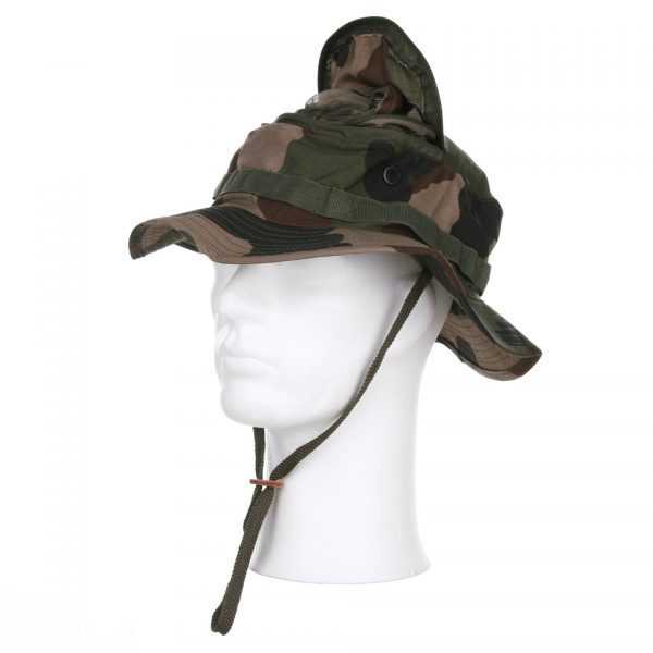 bush hoed met muskietnet Lichtgewicht Bush Hoed met Opbergbaar Muskietnet Franse Camo Ben je een enthousiaste wandelaar of iemand die graag de prachtige natuur verkent? Dan is onze Bush Hoed met Opbergbaar Muskietnet een must-have accessoire voor jouw avonturen. Deze hoed biedt niet alleen bescherming tegen de zon, maar houdt ook vervelende insecten op afstand, zodat je ongestoord kunt genieten van je outdoor activiteiten. De hoed is gemaakt van duurzaam katoen met een ripstop bovenlaag, waardoor hij bestand is tegen ruige omstandigheden en lang meegaat. Bovendien zorgen de ventilatiegaten aan de zijkant voor een luchtige en comfortabele ervaring, zelfs tijdens warme dagen. Het unieke kenmerk van deze bush hoed is het opbergbare muskietnet. Wanneer je het muskietnet niet nodig hebt, kan je het gemakkelijk opbergen in de hoed zelf. De afmetingen van het muskietnet zijn 47 cm in lengte en 40 cm in breedte, en het kan veilig worden afgesloten met een handige ritssluiting aan de bovenkant van de hoed. Dit zorgt voor een snelle en gemakkelijke bescherming wanneer de insecten actief zijn. Of je nu door dichte bossen wandelt, langs stromende rivieren of door andere natuurlijke habitats, onze Bush Hoed met Opbergbaar Muskietnet biedt de bescherming en het comfort dat je nodig hebt. Wacht niet langer en bestel vandaag nog jouw eigen bush hoed voor zorgeloos avontuur! <strong><big>Kenmerken:</big></strong> <ul> <li>ripstop materiaal</li> <li>gaten in de zijkant voor luchtigheid</li> <li>muskietnet afmetingen; lengte 47cm, breedte 40 cm</li> <li>opbergbaar muskietnet, te sluiten met rits aan de bovenkant van de hoed</li> </ul>