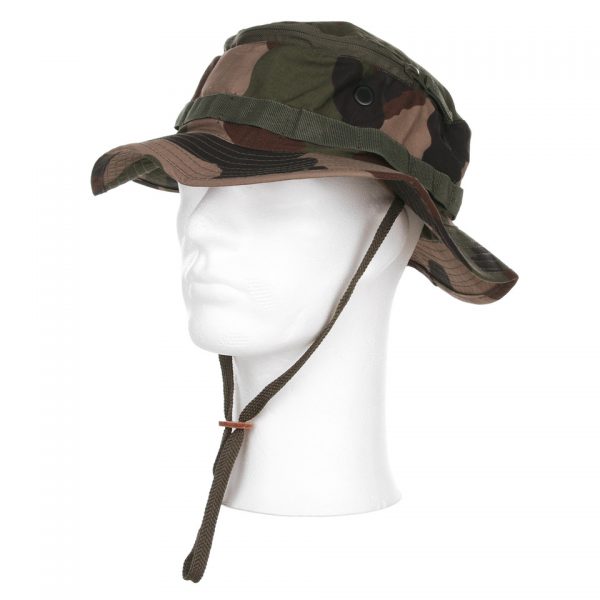 bush hoed met muskietnet1 Lichtgewicht Bush Hoed met Opbergbaar Muskietnet Franse Camo Ben je een enthousiaste wandelaar of iemand die graag de prachtige natuur verkent? Dan is onze Bush Hoed met Opbergbaar Muskietnet een must-have accessoire voor jouw avonturen. Deze hoed biedt niet alleen bescherming tegen de zon, maar houdt ook vervelende insecten op afstand, zodat je ongestoord kunt genieten van je outdoor activiteiten. De hoed is gemaakt van duurzaam katoen met een ripstop bovenlaag, waardoor hij bestand is tegen ruige omstandigheden en lang meegaat. Bovendien zorgen de ventilatiegaten aan de zijkant voor een luchtige en comfortabele ervaring, zelfs tijdens warme dagen. Het unieke kenmerk van deze bush hoed is het opbergbare muskietnet. Wanneer je het muskietnet niet nodig hebt, kan je het gemakkelijk opbergen in de hoed zelf. De afmetingen van het muskietnet zijn 47 cm in lengte en 40 cm in breedte, en het kan veilig worden afgesloten met een handige ritssluiting aan de bovenkant van de hoed. Dit zorgt voor een snelle en gemakkelijke bescherming wanneer de insecten actief zijn. Of je nu door dichte bossen wandelt, langs stromende rivieren of door andere natuurlijke habitats, onze Bush Hoed met Opbergbaar Muskietnet biedt de bescherming en het comfort dat je nodig hebt. Wacht niet langer en bestel vandaag nog jouw eigen bush hoed voor zorgeloos avontuur! <strong><big>Kenmerken:</big></strong> <ul> <li>ripstop materiaal</li> <li>gaten in de zijkant voor luchtigheid</li> <li>muskietnet afmetingen; lengte 47cm, breedte 40 cm</li> <li>opbergbaar muskietnet, te sluiten met rits aan de bovenkant van de hoed</li> </ul>