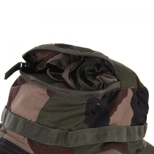 bush hoed met muskietnet3 Lichtgewicht Bush Hoed met Opbergbaar Muskietnet Franse Camo Ben je een enthousiaste wandelaar of iemand die graag de prachtige natuur verkent? Dan is onze Bush Hoed met Opbergbaar Muskietnet een must-have accessoire voor jouw avonturen. Deze hoed biedt niet alleen bescherming tegen de zon, maar houdt ook vervelende insecten op afstand, zodat je ongestoord kunt genieten van je outdoor activiteiten. De hoed is gemaakt van duurzaam katoen met een ripstop bovenlaag, waardoor hij bestand is tegen ruige omstandigheden en lang meegaat. Bovendien zorgen de ventilatiegaten aan de zijkant voor een luchtige en comfortabele ervaring, zelfs tijdens warme dagen. Het unieke kenmerk van deze bush hoed is het opbergbare muskietnet. Wanneer je het muskietnet niet nodig hebt, kan je het gemakkelijk opbergen in de hoed zelf. De afmetingen van het muskietnet zijn 47 cm in lengte en 40 cm in breedte, en het kan veilig worden afgesloten met een handige ritssluiting aan de bovenkant van de hoed. Dit zorgt voor een snelle en gemakkelijke bescherming wanneer de insecten actief zijn. Of je nu door dichte bossen wandelt, langs stromende rivieren of door andere natuurlijke habitats, onze Bush Hoed met Opbergbaar Muskietnet biedt de bescherming en het comfort dat je nodig hebt. Wacht niet langer en bestel vandaag nog jouw eigen bush hoed voor zorgeloos avontuur! <strong><big>Kenmerken:</big></strong> <ul> <li>ripstop materiaal</li> <li>gaten in de zijkant voor luchtigheid</li> <li>muskietnet afmetingen; lengte 47cm, breedte 40 cm</li> <li>opbergbaar muskietnet, te sluiten met rits aan de bovenkant van de hoed</li> </ul>