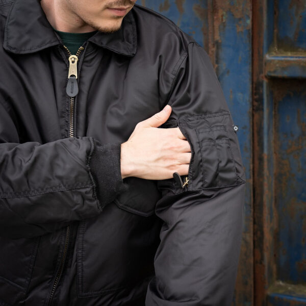 cwu jack8 De <strong>CWU-jas</strong> combineert stijl en functionaliteit voor de moderne avonturier. Deze jas, geïnspireerd op klassieke vliegerjassen, is gemaakt van duurzaam <strong>100% nylon</strong> aan de buitenkant en een comfortabele <strong>polyester voering en vulling</strong>. Of je nu op zoek bent naar een jas voor dagelijks gebruik of iets dat je beschermt tegen kouder weer, de CWU-jas biedt de ideale mix van comfort en bescherming. De kraag met zwart gestikte voering geeft een unieke, stoere uitstraling, terwijl de praktische zakken genoeg ruimte bieden voor je essentials. <a title="Maattabel" href="https://dump.dev.newagents.nl/wp-content/uploads/2022/06/1224101-CWU-jack-maattabel.pdf" target="_blank" rel="noopener noreferrer"><button><span style="color: #ef471f; font-size: medium;"><strong>Maattabel</strong></span></button></a>