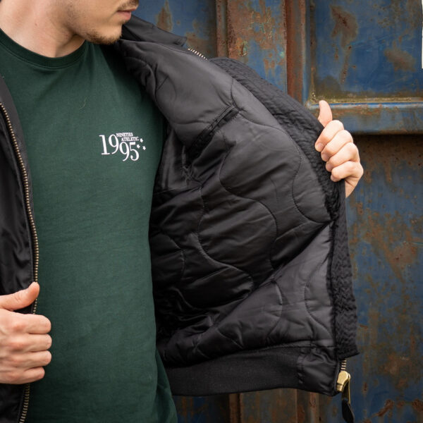 cwu jack9 De <strong>CWU-jas</strong> combineert stijl en functionaliteit voor de moderne avonturier. Deze jas, geïnspireerd op klassieke vliegerjassen, is gemaakt van duurzaam <strong>100% nylon</strong> aan de buitenkant en een comfortabele <strong>polyester voering en vulling</strong>. Of je nu op zoek bent naar een jas voor dagelijks gebruik of iets dat je beschermt tegen kouder weer, de CWU-jas biedt de ideale mix van comfort en bescherming. De kraag met zwart gestikte voering geeft een unieke, stoere uitstraling, terwijl de praktische zakken genoeg ruimte bieden voor je essentials. <a title="Maattabel" href="https://dump.dev.newagents.nl/wp-content/uploads/2022/06/1224101-CWU-jack-maattabel.pdf" target="_blank" rel="noopener noreferrer"><button><span style="color: #ef471f; font-size: medium;"><strong>Maattabel</strong></span></button></a>