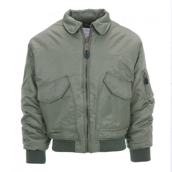 cwuu1 De <strong>CWU-jas</strong> combineert stijl en functionaliteit voor de moderne avonturier. Deze jas, geïnspireerd op klassieke vliegerjassen, is gemaakt van duurzaam <strong>100% nylon</strong> aan de buitenkant en een comfortabele <strong>polyester voering en vulling</strong>. Of je nu op zoek bent naar een jas voor dagelijks gebruik of iets dat je beschermt tegen kouder weer, de CWU-jas biedt de ideale mix van comfort en bescherming. De kraag met zwart gestikte voering geeft een unieke, stoere uitstraling, terwijl de praktische zakken genoeg ruimte bieden voor je essentials. <a title="Maattabel" href="https://dump.dev.newagents.nl/wp-content/uploads/2022/06/1224101-CWU-jack-maattabel.pdf" target="_blank" rel="noopener noreferrer"><button><span style="color: #ef471f; font-size: medium;"><strong>Maattabel</strong></span></button></a>