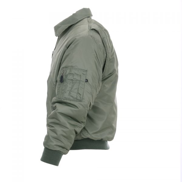 cwuu3 De <strong>CWU-jas</strong> combineert stijl en functionaliteit voor de moderne avonturier. Deze jas, geïnspireerd op klassieke vliegerjassen, is gemaakt van duurzaam <strong>100% nylon</strong> aan de buitenkant en een comfortabele <strong>polyester voering en vulling</strong>. Of je nu op zoek bent naar een jas voor dagelijks gebruik of iets dat je beschermt tegen kouder weer, de CWU-jas biedt de ideale mix van comfort en bescherming. De kraag met zwart gestikte voering geeft een unieke, stoere uitstraling, terwijl de praktische zakken genoeg ruimte bieden voor je essentials. <a title="Maattabel" href="https://dump.dev.newagents.nl/wp-content/uploads/2022/06/1224101-CWU-jack-maattabel.pdf" target="_blank" rel="noopener noreferrer"><button><span style="color: #ef471f; font-size: medium;"><strong>Maattabel</strong></span></button></a>