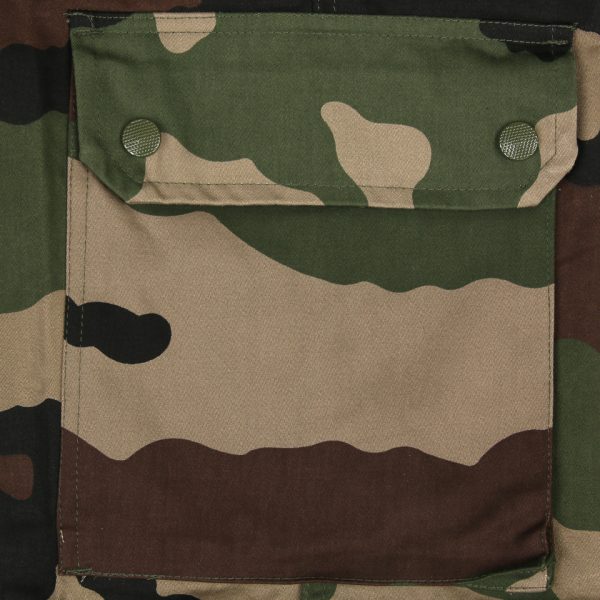 f23 De Franse F2 Broek bij DeDump.nl is een hoogwaardige broek die gemaakt is van een sterke mix van 85% katoen en 15% polyester. Deze samenstelling biedt een uitstekende combinatie van duurzaamheid en comfort. Het katoen zorgt voor een natuurlijke en ademende stof, terwijl het polyester de broek extra stevigheid geeft om bestand te zijn tegen slijtage en intensief gebruik. De F2 broek is van origine een Franse militaire broek en staat bekend om zijn betrouwbaarheid en veelzijdigheid. Het is een populaire keuze voor outdoor liefhebbers, survivalisten en andere avonturiers die een sterke en comfortabele broek nodig hebben. Dankzij de samenstelling van katoen en polyester is de broek geschikt voor verschillende weersomstandigheden en activiteiten. Het houdt je koel in warmere omstandigheden en biedt bescherming tegen kou en wind wanneer dat nodig is. Of je nu gaat wandelen, kamperen, werken in de tuin of gewoon dagelijkse activiteiten wilt uitvoeren, de Franse F2 Broek staat altijd voor je klaar. Kies voor duurzaamheid en comfort met de Franse F2 Broek. Bestel nu bij DeDump.nl en geniet van een betrouwbare broek voor al je avonturen en dagelijkse bezigheden. 85% katoen en 15% polyester. <div class="colordesc"></div>