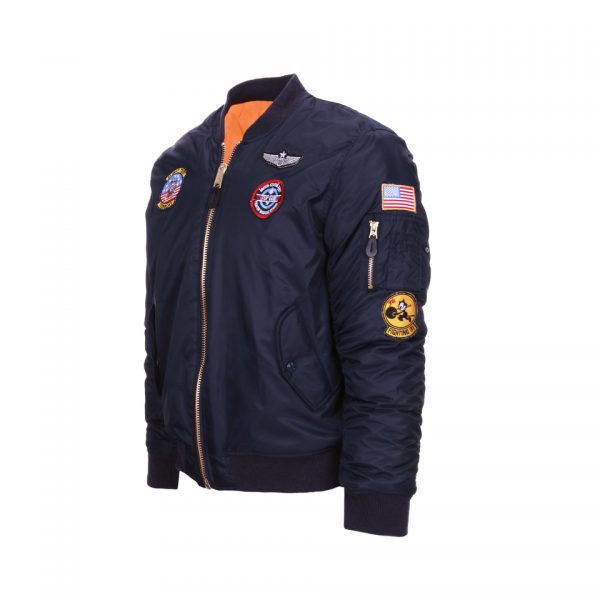 kinderjas1 Kinder MA-1 Flight Jacket USAF bij DeDump.nl is een must-have voor jonge avonturiers die houden van een stoere en authentieke stijl. Dit jack is geïnspireerd op het klassieke MA-1 flight jacket, dat wordt gedragen door de Amerikaanse luchtmacht (USAF). Nu kunnen kinderen zich net zo cool voelen als echte piloten en avonturiers. Gemaakt van duurzaam 100% nylon materiaal, biedt dit jack uitstekende bescherming tegen wind en kou, waardoor het ideaal is voor dagelijkse avonturen en buitenspelen. Wat dit Kinder MA-1 Flight Jacket echt bijzonder maakt, zijn de 7 geborduurde emblemen die op het jack zijn bevestigd. Deze emblemen voegen een authentiek en avontuurlijk element toe, waardoor je kind zich kan wanen in de wereld van echte luchtvaart- en avontuurlijke helden. Met een ritssluiting en elastische tailleband en manchetten blijft het jack goed op zijn plek zitten en houdt het je kind warm en comfortabel. Het Kinder MA-1 Flight Jacket USAF is niet alleen stijlvol, maar ook functioneel en geschikt voor dagelijks gebruik. Het is een geweldige toevoeging aan de kledingkast van je kind voor het komende seizoen. Geef je kind een stoere en avontuurlijke look met het Kinder MA-1 Flight Jacket USAF. Bestel nu bij DeDump.nl en laat je kind de wereld verkennen met dit unieke en opvallende jack. Kinder ma-I fligt jacket Blauw van 100% nylon. <div><a title="Maattabel" href="https://dump.dev.newagents.nl/wp-content/uploads/2021/10/121405-Kinder-MA-1-flight-jacket-USAF.pdf" target="_blank" rel="noopener noreferrer"><button><span style="color: #ef471f; font-size: medium;"><strong>Maattabel</strong></span></button></a></div> <div></div> <div> <table border="0" align="left"> <tbody> <tr> <td><strong>Kindermaten</strong></td> <td><strong>Maat kleding Kinderen</strong></td> <td></td> </tr> <tr> <td>92</td> <td><strong>XXS</strong></td> <td></td> </tr> <tr> <td>104</td> <td><strong>XS</strong></td> <td></td> </tr> <tr> <td>116</td> <td><strong>S</strong></td> <td></td> </tr> <tr> <td>128</td> <td><strong>M</strong></td> <td></td> </tr> <tr> <td>140</td> <td><strong>L</strong></td> <td></td> </tr> <tr> <td>152</td> <td><strong>XL</strong></td> <td></td> </tr> <tr> <td>164</td> <td><strong>XXL</strong></td> <td></td> </tr> <tr> <td>176</td> <td><strong>XXXL</strong></td> </tr> </tbody> </table> </div>