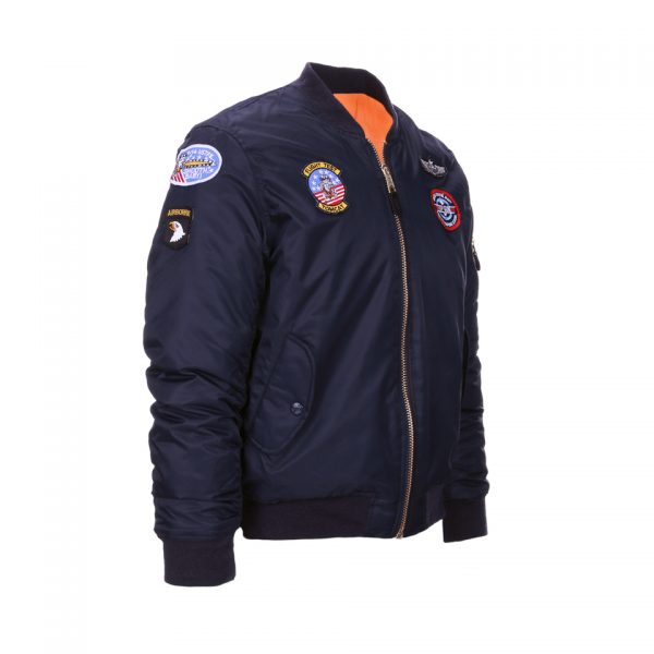 kinderjas2 Kinder MA-1 Flight Jacket USAF bij DeDump.nl is een must-have voor jonge avonturiers die houden van een stoere en authentieke stijl. Dit jack is geïnspireerd op het klassieke MA-1 flight jacket, dat wordt gedragen door de Amerikaanse luchtmacht (USAF). Nu kunnen kinderen zich net zo cool voelen als echte piloten en avonturiers. Gemaakt van duurzaam 100% nylon materiaal, biedt dit jack uitstekende bescherming tegen wind en kou, waardoor het ideaal is voor dagelijkse avonturen en buitenspelen. Wat dit Kinder MA-1 Flight Jacket echt bijzonder maakt, zijn de 7 geborduurde emblemen die op het jack zijn bevestigd. Deze emblemen voegen een authentiek en avontuurlijk element toe, waardoor je kind zich kan wanen in de wereld van echte luchtvaart- en avontuurlijke helden. Met een ritssluiting en elastische tailleband en manchetten blijft het jack goed op zijn plek zitten en houdt het je kind warm en comfortabel. Het Kinder MA-1 Flight Jacket USAF is niet alleen stijlvol, maar ook functioneel en geschikt voor dagelijks gebruik. Het is een geweldige toevoeging aan de kledingkast van je kind voor het komende seizoen. Geef je kind een stoere en avontuurlijke look met het Kinder MA-1 Flight Jacket USAF. Bestel nu bij DeDump.nl en laat je kind de wereld verkennen met dit unieke en opvallende jack. Kinder ma-I fligt jacket Blauw van 100% nylon. <div><a title="Maattabel" href="https://dump.dev.newagents.nl/wp-content/uploads/2021/10/121405-Kinder-MA-1-flight-jacket-USAF.pdf" target="_blank" rel="noopener noreferrer"><button><span style="color: #ef471f; font-size: medium;"><strong>Maattabel</strong></span></button></a></div> <div></div> <div> <table border="0" align="left"> <tbody> <tr> <td><strong>Kindermaten</strong></td> <td><strong>Maat kleding Kinderen</strong></td> <td></td> </tr> <tr> <td>92</td> <td><strong>XXS</strong></td> <td></td> </tr> <tr> <td>104</td> <td><strong>XS</strong></td> <td></td> </tr> <tr> <td>116</td> <td><strong>S</strong></td> <td></td> </tr> <tr> <td>128</td> <td><strong>M</strong></td> <td></td> </tr> <tr> <td>140</td> <td><strong>L</strong></td> <td></td> </tr> <tr> <td>152</td> <td><strong>XL</strong></td> <td></td> </tr> <tr> <td>164</td> <td><strong>XXL</strong></td> <td></td> </tr> <tr> <td>176</td> <td><strong>XXXL</strong></td> </tr> </tbody> </table> </div>