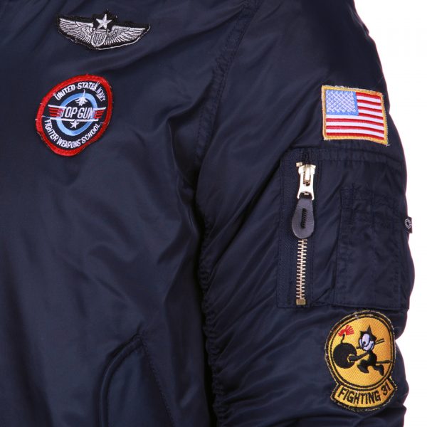kinderjas3 Kinder MA-1 Flight Jacket USAF bij DeDump.nl is een must-have voor jonge avonturiers die houden van een stoere en authentieke stijl. Dit jack is geïnspireerd op het klassieke MA-1 flight jacket, dat wordt gedragen door de Amerikaanse luchtmacht (USAF). Nu kunnen kinderen zich net zo cool voelen als echte piloten en avonturiers. Gemaakt van duurzaam 100% nylon materiaal, biedt dit jack uitstekende bescherming tegen wind en kou, waardoor het ideaal is voor dagelijkse avonturen en buitenspelen. Wat dit Kinder MA-1 Flight Jacket echt bijzonder maakt, zijn de 7 geborduurde emblemen die op het jack zijn bevestigd. Deze emblemen voegen een authentiek en avontuurlijk element toe, waardoor je kind zich kan wanen in de wereld van echte luchtvaart- en avontuurlijke helden. Met een ritssluiting en elastische tailleband en manchetten blijft het jack goed op zijn plek zitten en houdt het je kind warm en comfortabel. Het Kinder MA-1 Flight Jacket USAF is niet alleen stijlvol, maar ook functioneel en geschikt voor dagelijks gebruik. Het is een geweldige toevoeging aan de kledingkast van je kind voor het komende seizoen. Geef je kind een stoere en avontuurlijke look met het Kinder MA-1 Flight Jacket USAF. Bestel nu bij DeDump.nl en laat je kind de wereld verkennen met dit unieke en opvallende jack. Kinder ma-I fligt jacket Blauw van 100% nylon. <div><a title="Maattabel" href="https://dump.dev.newagents.nl/wp-content/uploads/2021/10/121405-Kinder-MA-1-flight-jacket-USAF.pdf" target="_blank" rel="noopener noreferrer"><button><span style="color: #ef471f; font-size: medium;"><strong>Maattabel</strong></span></button></a></div> <div></div> <div> <table border="0" align="left"> <tbody> <tr> <td><strong>Kindermaten</strong></td> <td><strong>Maat kleding Kinderen</strong></td> <td></td> </tr> <tr> <td>92</td> <td><strong>XXS</strong></td> <td></td> </tr> <tr> <td>104</td> <td><strong>XS</strong></td> <td></td> </tr> <tr> <td>116</td> <td><strong>S</strong></td> <td></td> </tr> <tr> <td>128</td> <td><strong>M</strong></td> <td></td> </tr> <tr> <td>140</td> <td><strong>L</strong></td> <td></td> </tr> <tr> <td>152</td> <td><strong>XL</strong></td> <td></td> </tr> <tr> <td>164</td> <td><strong>XXL</strong></td> <td></td> </tr> <tr> <td>176</td> <td><strong>XXXL</strong></td> </tr> </tbody> </table> </div>