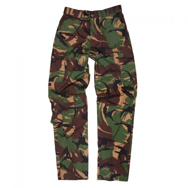 nl Ontdek de Nederlandse gevechtsbroek - een duurzame en functionele keuze voor elke situatie. Verstelbare taille, diverse zakken en gemaakt van hoogwaardig katoen en polyester voor ultiem comfort en gebruiksgemak. <div><a title="Maattabel" href="https://dump.dev.newagents.nl/wp-content/uploads/2018/06/deDump.nl-Nederlandse-Gevechtsbroek-Maattabel.pdf" target="_blank" rel="noopener noreferrer"> <button><span style="color: #ef471f; font-size: medium;"><strong>Maattabel</strong></span></button></a></div>