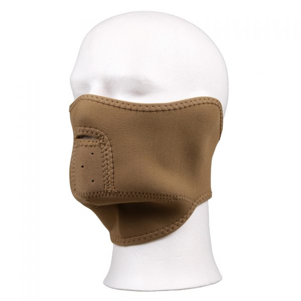 recon3 1 Ons Face mask Recon is ontworpen met jouw comfort en bescherming in gedachten. Dit gezichtsmasker is vervaardigd uit hoogwaardig 100% neopreen, wat zorgt voor duurzaamheid en flexibiliteit. Het masker is voorzien van klittenbandbevestiging, waardoor het gemakkelijk aan te passen is aan jouw wensen. Of je nu extra bescherming nodig hebt tijdens outdoor activiteiten, of gewoon je gezicht wilt bedekken, dit masker biedt de oplossing. Neopreen staat bekend om zijn isolerende eigenschappen, waardoor het masker geschikt is voor verschillende weersomstandigheden. Of het nu warm en zonnig is of koud en winderig, het Face mask Recon biedt comfort en bescherming. <div class="colordesc">Coyote</div>
