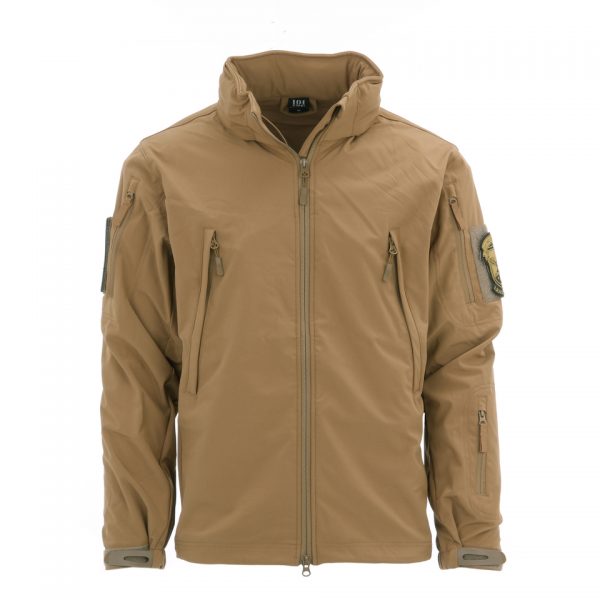 soft <big>Softshell jack Khaki met oprolbare capuchon, hoge kraag, zakken met ritssluitingen en velcro patches.</big> <strong>Kenmerken:</strong> <ul> <li><big>Warme verstevigde kraag met oprolbare capuchon </big></li> <li><big>Waterafstotend </big></li> <li><big>Twee verticale borstzakken </big></li> <li><big>Twee binnenzakken </big></li> <li><big>Twee zakken op de rug </big></li> <li><big>Twee zakken op bovenarm en één op de voorarm </big></li> <li><big>Klittenband patches </big></li> <li><big>Verstevigingen op schouder en onderarm </big></li> <li><big>Ritssluiting onder de arm/oksel voor extra ventilatie </big></li> <li><big>Verstelbare polsen</big></li> <li><big>Ritssluiting</big></li> </ul> <div><a title="Maattabel" href="https://dump.dev.newagents.nl/wp-content/uploads/2019/03/deDump.nl-SOFT-SHELL-JACK-TACTICAL-SUMMER-VERSION-Maattabel.pdf" target="_blank" rel="noopener noreferrer"> <button><span style="color: #ef471f;font-size: medium"><strong>Maattabel</strong></span></button></a></div>
