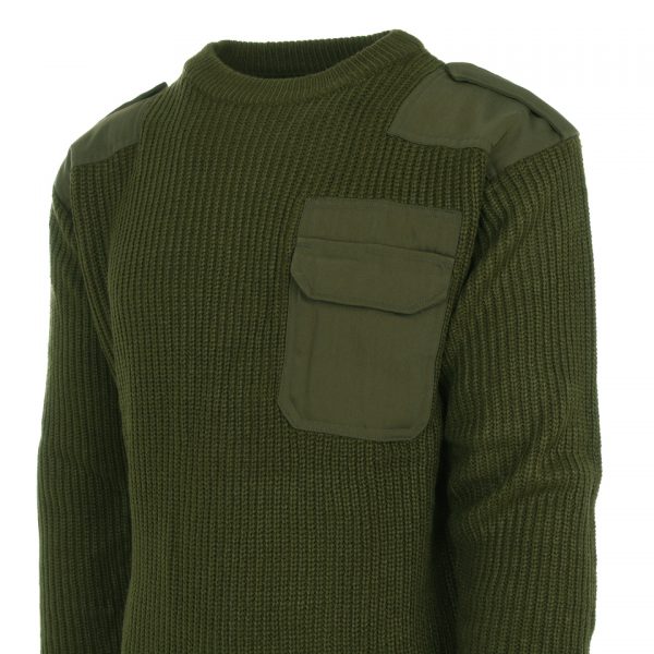 trui1 <div class="colordesc"> De <strong>Fostex Garments Commando Trui</strong> is een robuuste en functionele <strong>militaire stijl trui</strong>, ontworpen voor <strong>werk, outdoor-activiteiten en dagelijks gebruik</strong>. Deze trui is beschikbaar in <strong>groen, blauw en zwart</strong> en biedt de perfecte combinatie van <strong>comfort, duurzaamheid en stijl</strong>. Dankzij het <strong>100% acrylmateriaal</strong> is de trui <strong>warm, slijtvast en flexibel</strong>, waardoor hij zowel in koude als gematigde weersomstandigheden ideaal is. De trui is voorzien van <strong>versterkte schouder- en elleboogstukken</strong>, wat extra stevigheid biedt bij intensief gebruik. Daarnaast heeft hij <strong>epauletten op de schouders</strong> en een <strong>praktische borstzak</strong> voor het opbergen van kleine essentials zoals een notitieblok of ID-kaart. <strong>Veelzijdig in gebruik:</strong> Deze trui is ideaal voor <strong>beveiligingspersoneel, outdoorliefhebbers, werkprofessionals en casual wear</strong>. Door zijn <strong>stevige pasvorm en ademend vermogen</strong> is hij geschikt voor diverse activiteiten en biedt hij optimale <strong>warmte en bewegingsvrijheid</strong>. <a title="Maattabel" href="https://dump.dev.newagents.nl/wp-content/uploads/2021/08/Commando-Trui-deDump.nl_.pdf" target="_blank" rel="noopener noreferrer"><button><span style="color: #ef471f;font-size: medium"><strong>Maattabel</strong></span></button></a> </div>