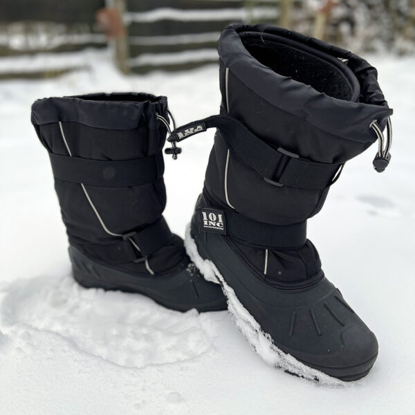 235202 Cold weather boots 3 Ontdek de robuuste 101INC® winterlaarzen, ontworpen voor extreme kou. Uitgerust met een uitneembare 9mm Felt isolatievoering, bieden deze laarzen uitzonderlijk comfort en grip in winterse omstandigheden. Volledig verstelbaar met klittenband en voorzien van een waterdicht materiaal voor optimale bescherming.