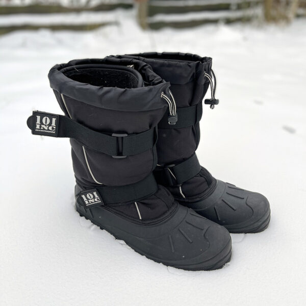 235202 Cold weather boots4 Ontdek de robuuste 101INC® winterlaarzen, ontworpen voor extreme kou. Uitgerust met een uitneembare 9mm Felt isolatievoering, bieden deze laarzen uitzonderlijk comfort en grip in winterse omstandigheden. Volledig verstelbaar met klittenband en voorzien van een waterdicht materiaal voor optimale bescherming.