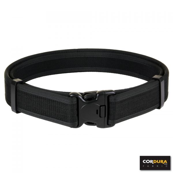 DUTY BELT CORDURA DP33 34 36 1 Duty belt van 100% Cordura. De binnenriem van deze Duty Belt is volledig verstelbaar en is voorzien van velcro aan de buitenkant. Deze dient door de riemlussen van de broek gehaald te worden. Vervolgens plaats je de Duty Belt die aan de binnenkant is voorzien is van velcro, bovenop de binnenriem. Doordat beide kanten voorzien zijn van velcro, blijft de Duty Belt veilig en stevig op zijn plaats zitten. <div class="colordesc">Zwart</div>