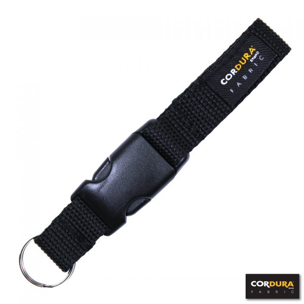 HANDCUFFS KEY HANGER CORDURA DP202 <strong>Handcuffs Key Hanger Cordura DP202:</strong> <ul> <li><strong>Gemaakt van 100% Cordura</strong>: uiterst duurzaam en slijtvast</li> <li><strong>Lichtgewicht ontwerp</strong>: slechts 25 gram, ideaal voor dagelijks gebruik</li> <li><strong>Compacte lengte van 15 cm</strong>: gemakkelijk mee te nemen en op te bergen</li> <li>Speciaal ontworpen voor het veilig bevestigen van handboeisleutels</li> <li>Geschikt voor professionals in veiligheid, wetshandhaving en beveiliging</li> </ul> Deze <strong>sleutelhanger</strong> is een betrouwbare keuze voor iedereen die waarde hecht aan kwaliteit en functionaliteit. Met zijn robuuste ontwerp en praktische eigenschappen is de <strong>Handcuffs Key Hanger Cordura DP202</strong> de perfecte oplossing voor het veilig organiseren van je sleutels. <strong>Waarom kiezen voor de Handcuffs Key Hanger Cordura DP202?</strong> Deze sleutelhanger biedt een combinatie van <strong>duurzaamheid</strong>, <strong>gebruiksgemak</strong> en <strong>lichtgewicht comfort</strong>. Het is de perfecte accessoire voor professionals die alleen genoegen nemen met het beste in hun uitrusting.