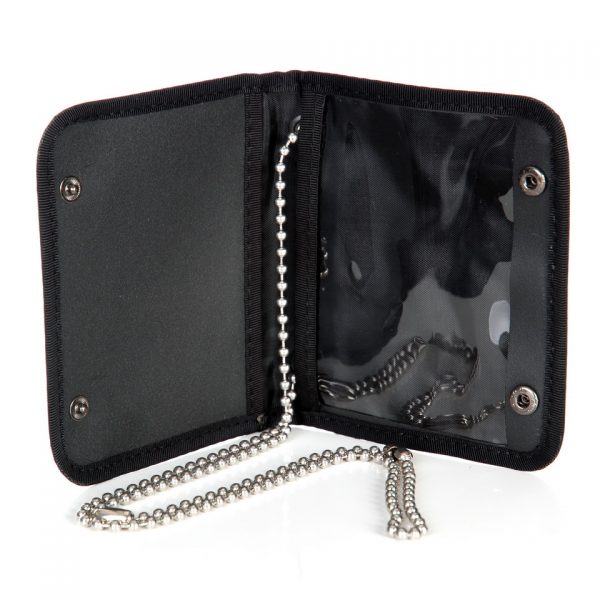 ID CARD HOUDER GROOT M KETTING De ID-card Houder Groot met Ketting, gemaakt van stevig 100% nylon, combineert functionaliteit met stijl. Met afmetingen van 11 x 9 cm en een handige ketting is deze houder ideaal voor het veilig en gemakkelijk dragen van je ID-kaart.