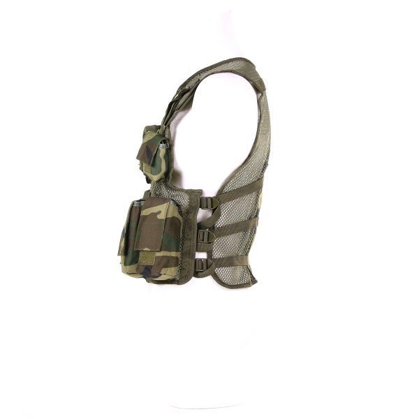 KINDER TACTICAL VEST2 Laat je kinderen het avontuur beleven met het 101 INC® Kids Tactical Vest. Dit vest is ideaal voor buitenspelen en kinderfeestjes, volledig verstelbaar en gemaakt van duurzaam 100% nylon. Met handige vakjes om kleine schatten in op te bergen. Een must-have voor elke kleine avonturier!