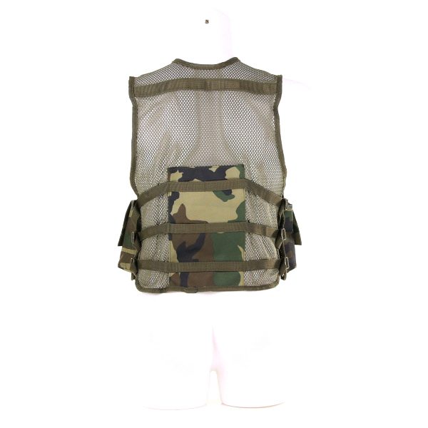 KINDER TACTICAL VEST4 Laat je kinderen het avontuur beleven met het 101 INC® Kids Tactical Vest. Dit vest is ideaal voor buitenspelen en kinderfeestjes, volledig verstelbaar en gemaakt van duurzaam 100% nylon. Met handige vakjes om kleine schatten in op te bergen. Een must-have voor elke kleine avonturier!