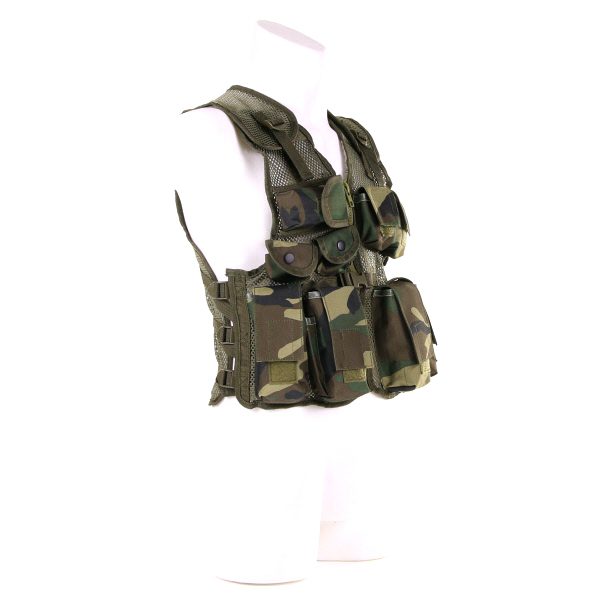 KINDER TACTICAL VEST5 Laat je kinderen het avontuur beleven met het 101 INC® Kids Tactical Vest. Dit vest is ideaal voor buitenspelen en kinderfeestjes, volledig verstelbaar en gemaakt van duurzaam 100% nylon. Met handige vakjes om kleine schatten in op te bergen. Een must-have voor elke kleine avonturier!