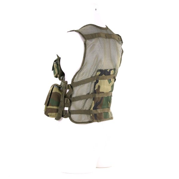 KINDER TACTICAL VEST6 Laat je kinderen het avontuur beleven met het 101 INC® Kids Tactical Vest. Dit vest is ideaal voor buitenspelen en kinderfeestjes, volledig verstelbaar en gemaakt van duurzaam 100% nylon. Met handige vakjes om kleine schatten in op te bergen. Een must-have voor elke kleine avonturier!
