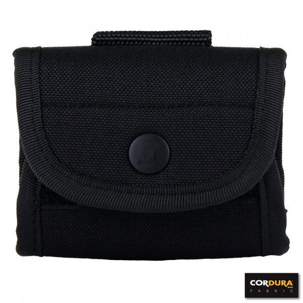 LATEX HANDGLOVE POUCH SMALL CORDURA DP223 De Latex Handschoenen Pouch Small Cordura DP223 is een compacte en praktische oplossing voor het opbergen van latex handschoenen. Gemaakt van 100% Cordura, biedt deze pouch een uitstekende duurzaamheid en slijtvastheid, waardoor hij perfect is voor intensief gebruik in veeleisende omgevingen. De pouch is voorzien van twee aparte vakjes, speciaal ontworpen om latex handschoenen netjes en veilig op te bergen. Dankzij de handige riemlus kun je de pouch eenvoudig aan je riem bevestigen, zodat je altijd snel toegang hebt tot je handschoenen wanneer dat nodig is. Met een compacte afmeting van 8 x 10 x 4 cm neemt deze pouch weinig ruimte in beslag, maar biedt hij toch voldoende capaciteit om je handschoenen georganiseerd te houden. Of je nu werkt in de gezondheidszorg, eerste hulp verleent, of gewoon een betrouwbare opslagoptie nodig hebt, deze pouch is een ideale keuze.