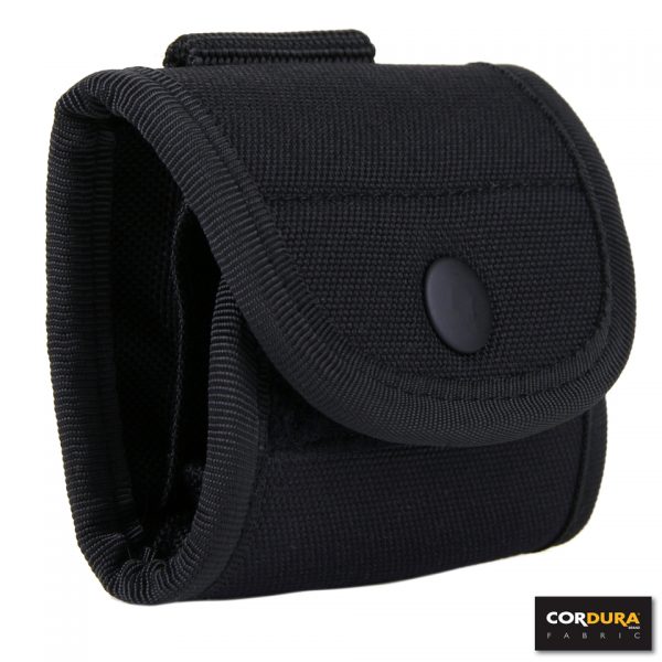 LATEX HANDGLOVE POUCH SMALL CORDURA DP2231 De Latex Handschoenen Pouch Small Cordura DP223 is een compacte en praktische oplossing voor het opbergen van latex handschoenen. Gemaakt van 100% Cordura, biedt deze pouch een uitstekende duurzaamheid en slijtvastheid, waardoor hij perfect is voor intensief gebruik in veeleisende omgevingen. De pouch is voorzien van twee aparte vakjes, speciaal ontworpen om latex handschoenen netjes en veilig op te bergen. Dankzij de handige riemlus kun je de pouch eenvoudig aan je riem bevestigen, zodat je altijd snel toegang hebt tot je handschoenen wanneer dat nodig is. Met een compacte afmeting van 8 x 10 x 4 cm neemt deze pouch weinig ruimte in beslag, maar biedt hij toch voldoende capaciteit om je handschoenen georganiseerd te houden. Of je nu werkt in de gezondheidszorg, eerste hulp verleent, of gewoon een betrouwbare opslagoptie nodig hebt, deze pouch is een ideale keuze.