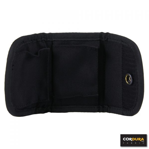 LATEX HANDGLOVE POUCH SMALL CORDURA DP2232 De Latex Handschoenen Pouch Small Cordura DP223 is een compacte en praktische oplossing voor het opbergen van latex handschoenen. Gemaakt van 100% Cordura, biedt deze pouch een uitstekende duurzaamheid en slijtvastheid, waardoor hij perfect is voor intensief gebruik in veeleisende omgevingen. De pouch is voorzien van twee aparte vakjes, speciaal ontworpen om latex handschoenen netjes en veilig op te bergen. Dankzij de handige riemlus kun je de pouch eenvoudig aan je riem bevestigen, zodat je altijd snel toegang hebt tot je handschoenen wanneer dat nodig is. Met een compacte afmeting van 8 x 10 x 4 cm neemt deze pouch weinig ruimte in beslag, maar biedt hij toch voldoende capaciteit om je handschoenen georganiseerd te houden. Of je nu werkt in de gezondheidszorg, eerste hulp verleent, of gewoon een betrouwbare opslagoptie nodig hebt, deze pouch is een ideale keuze.