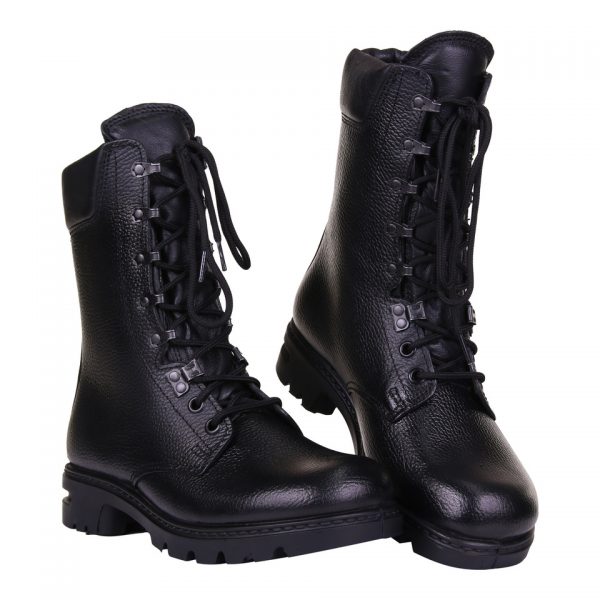 PR. ORIGINELE LEGERKISTEN BATA M90 M400 Bata Originele Legerkisten KL M90 - M400 BATA Industrials Lederen Legerkist: Stevige en Robuuste Schoen voor Industriële en Buitenactiviteiten Deze originele lederen legerkist van BATA Industrials is een perfecte keuze voor mensen die op zoek zijn naar een duurzame, stevige en slijtvaste schoen. Het materiaal van de schoen is leder, wat niet alleen een premium uitstraling geeft, maar ook onderhoudsarm en vochtafwerend is. De buitenste laag is glad afgewerkt, terwijl de onderste laag uitstekende vochtabsorberende kwaliteiten (40%) heeft en voor stevigheid zorgt. Deze legerkist is waterafstotend tot wel 2 uur en heeft een herstellend vermogen tot wel 12 maanden. Daarom is deze schoen perfect geschikt voor industriële toepassingen en buitenactiviteiten. Bovendien voldoet deze kist aan de EN ISO 20345 S2 norm voor binnenvoering en is het geschikt voor zowel dames als heren. Belangrijk om te vermelden is dat deze legerkist geen stalen neuzen en zool heeft. Dit maakt deze schoen lichter dan traditionele veiligheidsschoenen, waardoor deze comfortabeler is om langere tijd te dragen. Kies voor de BATA Industrials Lederen Legerkist als u op zoek bent naar een stevige, duurzame, slijtvaste en onderhoudsarme schoen die geschikt is voor industriële toepassingen en buitenactiviteiten. <strong><em>Deze originele legerkisten worden vanuit de fabriek niet geleverd met inlegzool. Heb je nog geen losse inlegzolen dan adviseren wij de volgende inlegzool mee te bestellen(link): </em><span style="color: #ff0000;">» <a style="color: #ff0000;" href="https://dump.dev.newagents.nl/product/inlegzool-m400-m90-m92-desert-beta-fit/" target="_blank" rel="noopener">PR. Inlegzooltjes M400 / M90 / M92 Desert Beta Fit</a> «</span></strong> 220M= Maat 35 -- 225M = Maat 36 -- 230M = Maat 37 -- 235M = Maat 37,5 -- 240M = Maat 38 -- 245M = Maat 38,5 -- 250M = Maat 39 -- 255M = Maat 40 -- 260M = Maat 41 -- 265M = Maat 42 -- 270M = Maat 43 -- 275M = Maat 43,5 -- 280M = Maat 44 -- 285M = Maat 44,5 -- 290M = Maat 45 -- 295M = Maat 46 -- 300M = Maat 47 -- 305M = Maat 47,5 -- 310M = Maat 48 -- 315M = Maat 49 <div class="colordesc">Zwart</div>