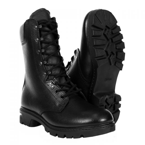 PR. ORIGINELE LEGERKISTEN BATA M90 M4001 Bata Originele Legerkisten KL M90 - M400 BATA Industrials Lederen Legerkist: Stevige en Robuuste Schoen voor Industriële en Buitenactiviteiten Deze originele lederen legerkist van BATA Industrials is een perfecte keuze voor mensen die op zoek zijn naar een duurzame, stevige en slijtvaste schoen. Het materiaal van de schoen is leder, wat niet alleen een premium uitstraling geeft, maar ook onderhoudsarm en vochtafwerend is. De buitenste laag is glad afgewerkt, terwijl de onderste laag uitstekende vochtabsorberende kwaliteiten (40%) heeft en voor stevigheid zorgt. Deze legerkist is waterafstotend tot wel 2 uur en heeft een herstellend vermogen tot wel 12 maanden. Daarom is deze schoen perfect geschikt voor industriële toepassingen en buitenactiviteiten. Bovendien voldoet deze kist aan de EN ISO 20345 S2 norm voor binnenvoering en is het geschikt voor zowel dames als heren. Belangrijk om te vermelden is dat deze legerkist geen stalen neuzen en zool heeft. Dit maakt deze schoen lichter dan traditionele veiligheidsschoenen, waardoor deze comfortabeler is om langere tijd te dragen. Kies voor de BATA Industrials Lederen Legerkist als u op zoek bent naar een stevige, duurzame, slijtvaste en onderhoudsarme schoen die geschikt is voor industriële toepassingen en buitenactiviteiten. <strong><em>Deze originele legerkisten worden vanuit de fabriek niet geleverd met inlegzool. Heb je nog geen losse inlegzolen dan adviseren wij de volgende inlegzool mee te bestellen(link): </em><span style="color: #ff0000;">» <a style="color: #ff0000;" href="https://dump.dev.newagents.nl/product/inlegzool-m400-m90-m92-desert-beta-fit/" target="_blank" rel="noopener">PR. Inlegzooltjes M400 / M90 / M92 Desert Beta Fit</a> «</span></strong> 220M= Maat 35 -- 225M = Maat 36 -- 230M = Maat 37 -- 235M = Maat 37,5 -- 240M = Maat 38 -- 245M = Maat 38,5 -- 250M = Maat 39 -- 255M = Maat 40 -- 260M = Maat 41 -- 265M = Maat 42 -- 270M = Maat 43 -- 275M = Maat 43,5 -- 280M = Maat 44 -- 285M = Maat 44,5 -- 290M = Maat 45 -- 295M = Maat 46 -- 300M = Maat 47 -- 305M = Maat 47,5 -- 310M = Maat 48 -- 315M = Maat 49 <div class="colordesc">Zwart</div>