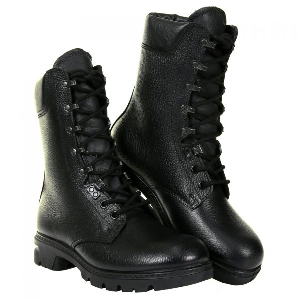 PR. ORIGINELE LEGERKISTEN BATA M90 M4002 Bata Originele Legerkisten KL M90 - M400 BATA Industrials Lederen Legerkist: Stevige en Robuuste Schoen voor Industriële en Buitenactiviteiten Deze originele lederen legerkist van BATA Industrials is een perfecte keuze voor mensen die op zoek zijn naar een duurzame, stevige en slijtvaste schoen. Het materiaal van de schoen is leder, wat niet alleen een premium uitstraling geeft, maar ook onderhoudsarm en vochtafwerend is. De buitenste laag is glad afgewerkt, terwijl de onderste laag uitstekende vochtabsorberende kwaliteiten (40%) heeft en voor stevigheid zorgt. Deze legerkist is waterafstotend tot wel 2 uur en heeft een herstellend vermogen tot wel 12 maanden. Daarom is deze schoen perfect geschikt voor industriële toepassingen en buitenactiviteiten. Bovendien voldoet deze kist aan de EN ISO 20345 S2 norm voor binnenvoering en is het geschikt voor zowel dames als heren. Belangrijk om te vermelden is dat deze legerkist geen stalen neuzen en zool heeft. Dit maakt deze schoen lichter dan traditionele veiligheidsschoenen, waardoor deze comfortabeler is om langere tijd te dragen. Kies voor de BATA Industrials Lederen Legerkist als u op zoek bent naar een stevige, duurzame, slijtvaste en onderhoudsarme schoen die geschikt is voor industriële toepassingen en buitenactiviteiten. <strong><em>Deze originele legerkisten worden vanuit de fabriek niet geleverd met inlegzool. Heb je nog geen losse inlegzolen dan adviseren wij de volgende inlegzool mee te bestellen(link): </em><span style="color: #ff0000;">» <a style="color: #ff0000;" href="https://dump.dev.newagents.nl/product/inlegzool-m400-m90-m92-desert-beta-fit/" target="_blank" rel="noopener">PR. Inlegzooltjes M400 / M90 / M92 Desert Beta Fit</a> «</span></strong> 220M= Maat 35 -- 225M = Maat 36 -- 230M = Maat 37 -- 235M = Maat 37,5 -- 240M = Maat 38 -- 245M = Maat 38,5 -- 250M = Maat 39 -- 255M = Maat 40 -- 260M = Maat 41 -- 265M = Maat 42 -- 270M = Maat 43 -- 275M = Maat 43,5 -- 280M = Maat 44 -- 285M = Maat 44,5 -- 290M = Maat 45 -- 295M = Maat 46 -- 300M = Maat 47 -- 305M = Maat 47,5 -- 310M = Maat 48 -- 315M = Maat 49 <div class="colordesc">Zwart</div>