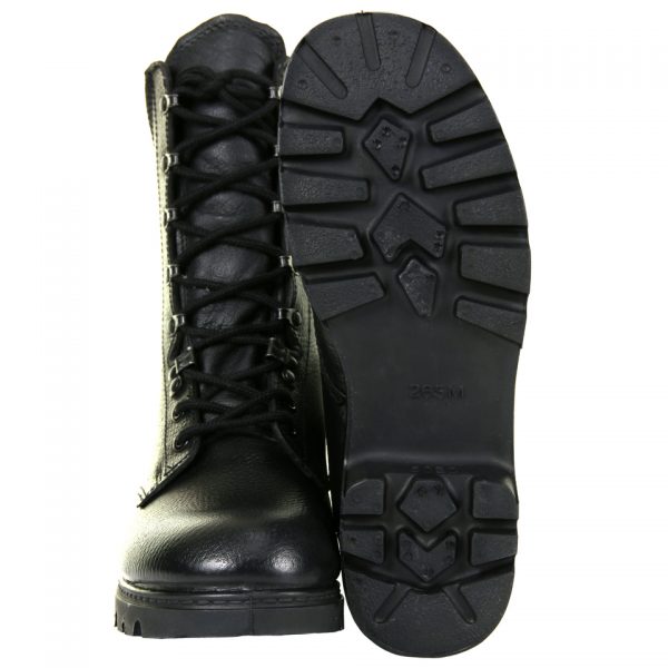 PR. ORIGINELE LEGERKISTEN BATA M90 M4004 Bata Originele Legerkisten KL M90 - M400 BATA Industrials Lederen Legerkist: Stevige en Robuuste Schoen voor Industriële en Buitenactiviteiten Deze originele lederen legerkist van BATA Industrials is een perfecte keuze voor mensen die op zoek zijn naar een duurzame, stevige en slijtvaste schoen. Het materiaal van de schoen is leder, wat niet alleen een premium uitstraling geeft, maar ook onderhoudsarm en vochtafwerend is. De buitenste laag is glad afgewerkt, terwijl de onderste laag uitstekende vochtabsorberende kwaliteiten (40%) heeft en voor stevigheid zorgt. Deze legerkist is waterafstotend tot wel 2 uur en heeft een herstellend vermogen tot wel 12 maanden. Daarom is deze schoen perfect geschikt voor industriële toepassingen en buitenactiviteiten. Bovendien voldoet deze kist aan de EN ISO 20345 S2 norm voor binnenvoering en is het geschikt voor zowel dames als heren. Belangrijk om te vermelden is dat deze legerkist geen stalen neuzen en zool heeft. Dit maakt deze schoen lichter dan traditionele veiligheidsschoenen, waardoor deze comfortabeler is om langere tijd te dragen. Kies voor de BATA Industrials Lederen Legerkist als u op zoek bent naar een stevige, duurzame, slijtvaste en onderhoudsarme schoen die geschikt is voor industriële toepassingen en buitenactiviteiten. <strong><em>Deze originele legerkisten worden vanuit de fabriek niet geleverd met inlegzool. Heb je nog geen losse inlegzolen dan adviseren wij de volgende inlegzool mee te bestellen(link): </em><span style="color: #ff0000;">» <a style="color: #ff0000;" href="https://dump.dev.newagents.nl/product/inlegzool-m400-m90-m92-desert-beta-fit/" target="_blank" rel="noopener">PR. Inlegzooltjes M400 / M90 / M92 Desert Beta Fit</a> «</span></strong> 220M= Maat 35 -- 225M = Maat 36 -- 230M = Maat 37 -- 235M = Maat 37,5 -- 240M = Maat 38 -- 245M = Maat 38,5 -- 250M = Maat 39 -- 255M = Maat 40 -- 260M = Maat 41 -- 265M = Maat 42 -- 270M = Maat 43 -- 275M = Maat 43,5 -- 280M = Maat 44 -- 285M = Maat 44,5 -- 290M = Maat 45 -- 295M = Maat 46 -- 300M = Maat 47 -- 305M = Maat 47,5 -- 310M = Maat 48 -- 315M = Maat 49 <div class="colordesc">Zwart</div>