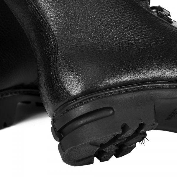 PR. ORIGINELE LEGERKISTEN BATA M90 M4005 Bata Originele Legerkisten KL M90 - M400 BATA Industrials Lederen Legerkist: Stevige en Robuuste Schoen voor Industriële en Buitenactiviteiten Deze originele lederen legerkist van BATA Industrials is een perfecte keuze voor mensen die op zoek zijn naar een duurzame, stevige en slijtvaste schoen. Het materiaal van de schoen is leder, wat niet alleen een premium uitstraling geeft, maar ook onderhoudsarm en vochtafwerend is. De buitenste laag is glad afgewerkt, terwijl de onderste laag uitstekende vochtabsorberende kwaliteiten (40%) heeft en voor stevigheid zorgt. Deze legerkist is waterafstotend tot wel 2 uur en heeft een herstellend vermogen tot wel 12 maanden. Daarom is deze schoen perfect geschikt voor industriële toepassingen en buitenactiviteiten. Bovendien voldoet deze kist aan de EN ISO 20345 S2 norm voor binnenvoering en is het geschikt voor zowel dames als heren. Belangrijk om te vermelden is dat deze legerkist geen stalen neuzen en zool heeft. Dit maakt deze schoen lichter dan traditionele veiligheidsschoenen, waardoor deze comfortabeler is om langere tijd te dragen. Kies voor de BATA Industrials Lederen Legerkist als u op zoek bent naar een stevige, duurzame, slijtvaste en onderhoudsarme schoen die geschikt is voor industriële toepassingen en buitenactiviteiten. <strong><em>Deze originele legerkisten worden vanuit de fabriek niet geleverd met inlegzool. Heb je nog geen losse inlegzolen dan adviseren wij de volgende inlegzool mee te bestellen(link): </em><span style="color: #ff0000;">» <a style="color: #ff0000;" href="https://dump.dev.newagents.nl/product/inlegzool-m400-m90-m92-desert-beta-fit/" target="_blank" rel="noopener">PR. Inlegzooltjes M400 / M90 / M92 Desert Beta Fit</a> «</span></strong> 220M= Maat 35 -- 225M = Maat 36 -- 230M = Maat 37 -- 235M = Maat 37,5 -- 240M = Maat 38 -- 245M = Maat 38,5 -- 250M = Maat 39 -- 255M = Maat 40 -- 260M = Maat 41 -- 265M = Maat 42 -- 270M = Maat 43 -- 275M = Maat 43,5 -- 280M = Maat 44 -- 285M = Maat 44,5 -- 290M = Maat 45 -- 295M = Maat 46 -- 300M = Maat 47 -- 305M = Maat 47,5 -- 310M = Maat 48 -- 315M = Maat 49 <div class="colordesc">Zwart</div>