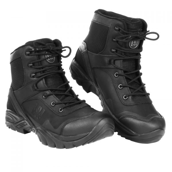 PR. RECON BOOTS MEDIUM HIGH RECON BOOTS MEDIUM-HIGH 101 INC: De Perfecte Schoen voor Outdoor Avonturen en Zware Klussen De RECON BOOTS MEDIUM-HIGH 101 INC zijn de ideale schoenen voor iedereen die op zoek is naar een combinatie van duurzaamheid, comfort en functionaliteit. Gemaakt van hoogwaardig buffalo leer en nylon, zijn deze schoenen ontworpen om te presteren in de meest veeleisende omstandigheden. Deze Recon boots Coyote zijn uitgerust met een anti-slip en oliebestendige zool, waardoor u veilig en stabiel blijft tijdens het lopen op elk terrein. De ademende KBTex voering zorgt voor extra comfort, zelfs tijdens lange wandelingen en zware klussen. Deze schoenen zijn ook voorzien van een versterkte neus, waardoor uw voeten beschermd blijven tegen eventuele gevaren. De uitneembare binnenzool zorgt ervoor dat u de schoen gemakkelijk kunt aanpassen aan uw eigen voeten. De volledig gepolsterde bovenkant van de schoen biedt extra comfort en bescherming tegen schuren en wrijving. Deze schoenen zijn flexibel en lichtgewicht, waardoor ze perfect zijn voor outdoor avonturen en zware klussen. Als u op zoek bent naar een schoen die duurzaam, comfortabel en functioneel is, dan zijn de RECON BOOTS MEDIUM-HIGH 101 INC de perfecte keuze voor u. Of u nu gaat wandelen in de natuur of werkt, deze schoenen zorgen ervoor dat uw voeten beschermd en comfortabel blijven, ongeacht de omstandigheden.