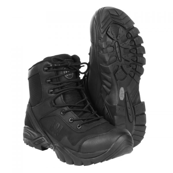 PR. RECON BOOTS MEDIUM HIGH1 RECON BOOTS MEDIUM-HIGH 101 INC: De Perfecte Schoen voor Outdoor Avonturen en Zware Klussen De RECON BOOTS MEDIUM-HIGH 101 INC zijn de ideale schoenen voor iedereen die op zoek is naar een combinatie van duurzaamheid, comfort en functionaliteit. Gemaakt van hoogwaardig buffalo leer en nylon, zijn deze schoenen ontworpen om te presteren in de meest veeleisende omstandigheden. Deze Recon boots Coyote zijn uitgerust met een anti-slip en oliebestendige zool, waardoor u veilig en stabiel blijft tijdens het lopen op elk terrein. De ademende KBTex voering zorgt voor extra comfort, zelfs tijdens lange wandelingen en zware klussen. Deze schoenen zijn ook voorzien van een versterkte neus, waardoor uw voeten beschermd blijven tegen eventuele gevaren. De uitneembare binnenzool zorgt ervoor dat u de schoen gemakkelijk kunt aanpassen aan uw eigen voeten. De volledig gepolsterde bovenkant van de schoen biedt extra comfort en bescherming tegen schuren en wrijving. Deze schoenen zijn flexibel en lichtgewicht, waardoor ze perfect zijn voor outdoor avonturen en zware klussen. Als u op zoek bent naar een schoen die duurzaam, comfortabel en functioneel is, dan zijn de RECON BOOTS MEDIUM-HIGH 101 INC de perfecte keuze voor u. Of u nu gaat wandelen in de natuur of werkt, deze schoenen zorgen ervoor dat uw voeten beschermd en comfortabel blijven, ongeacht de omstandigheden.