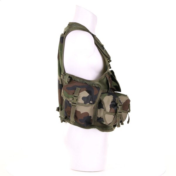 TACTICAL VEST RANGER FRENCH STYLE LQ141643 Tactical vest van 100% nylon. DIt vest is verstelbaar en beschikt over vele tasjes. <div class="colordesc">frans camo</div>