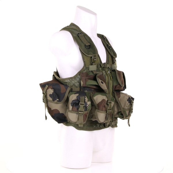 TACTICAL VEST RANGER FRENCH STYLE LQ141644 Tactical vest van 100% nylon. DIt vest is verstelbaar en beschikt over vele tasjes. <div class="colordesc">frans camo</div>