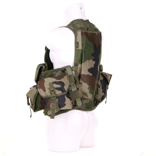 TACTICAL VEST RANGER FRENCH STYLE LQ141645 Tactical vest van 100% nylon. DIt vest is verstelbaar en beschikt over vele tasjes. <div class="colordesc">frans camo</div>