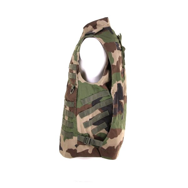 TACTICAL VEST RECON FRENCH CAMO1 Tactical vest recon Gemaakt van 65% polyester en 35% katoen. <strong>Kenmerken:</strong> <ul> <li>2 open opbergvakken</li> <li>2 opbergvakken met ritssluiting</li> <li>Voorzien van molle over het gehele vest</li> <li>Zijkant en achterkant vest verstelbaar</li> <li>Groot opbergvak aan de achterkant van het vest</li> </ul> <div class="colordesc">frans camo</div>