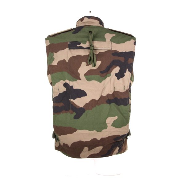 TACTICAL VEST RECON FRENCH CAMO2 Tactical vest recon Gemaakt van 65% polyester en 35% katoen. <strong>Kenmerken:</strong> <ul> <li>2 open opbergvakken</li> <li>2 opbergvakken met ritssluiting</li> <li>Voorzien van molle over het gehele vest</li> <li>Zijkant en achterkant vest verstelbaar</li> <li>Groot opbergvak aan de achterkant van het vest</li> </ul> <div class="colordesc">frans camo</div>