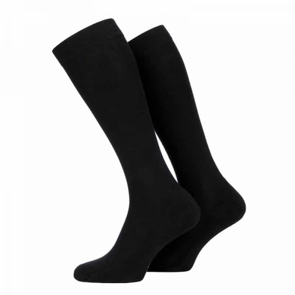 Tactical Bamboo sokken zwart De Tactical Bamboo sokken zijn de ultieme keuze voor wie op zoek is naar comfortabele en functionele sokken. Gemaakt van bamboevezels, bieden deze sokken tal van voordelen voor je voeten. Bamboo sokken zijn hypoallergeen, wat betekent dat ze geschikt zijn voor zelfs de meest gevoelige huid. Ze zijn ook antibacterieel, waardoor onaangename geurtjes worden voorkomen. De ademende eigenschappen zorgen ervoor dat je voeten fris en droog blijven, terwijl de sokken vocht absorberen. Deze sokken zijn ontworpen in een lang model en hebben een badstof zool, waardoor ze ideaal zijn voor dagelijks gebruik, sporten of outdoor activiteiten. De gladde teennaad voorkomt wrijving en irritatie, wat bijdraagt aan het draagcomfort. Een bijzonder kenmerk van deze sokken is de thermo control, waardoor je voeten beschermd zijn tegen zowel de hitte in de zomer als de koude temperaturen in de winter. Dit maakt ze veelzijdig en geschikt voor alle seizoenen. Of je nu wandelt, sport, op avontuur gaat, of gewoon geniet van dagelijks comfort, de Tactical Bamboo sokken bieden de eigenschappen die je nodig hebt voor gelukkige voeten. <strong>Kenmerken:</strong> <ul> <li><big>Lang model sok</big></li> <li><big>Badstof zool</big></li> <li><big>Gladde teennaad</big></li> </ul> <div class="colordesc">Zwart</div>