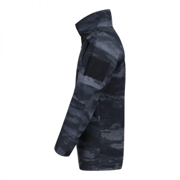 131402 Origineel A TACS LE UBAC shirt1 Tactical shirt van 65% Polyester / 35% Katoen Ripstop en 100% Polyester. <strong>Kenmerken:</strong> <ul> <li>TacGear Under Body Armour Combat Shirt, gemaakt voor het dragen onder het scherf/balistisch vest.</li> <li>Optimaal draag comfort, de armen zijn als een normale gevechtsjas opgemaakt van 50/50 NyCo Rip Stop en als extra voorzien van versterkte ellebogen.</li> <li>2 opgezette armzakken met Velcro vlakken en opbergzak met ritssluiting.</li> <li>Versterkte elleboogvlakken.</li> <li>Contour ontworpen polsen met Velcro sluiting.</li> </ul> <div class="colordesc">A-tacs le camo</div> <div></div> <div><a title="Maattabel" href="https://dump.dev.newagents.nl/wp-content/uploads/2020/04/deDump.nl-101-INC-ORIGINEEL-A-TACS-LE-UBAC-SHIRT-maattabel.pdf" target="_blank" rel="noopener noreferrer"><button><span style="color: #ef471f;font-size: medium"><strong>Maattabel</strong></span></button></a></div>